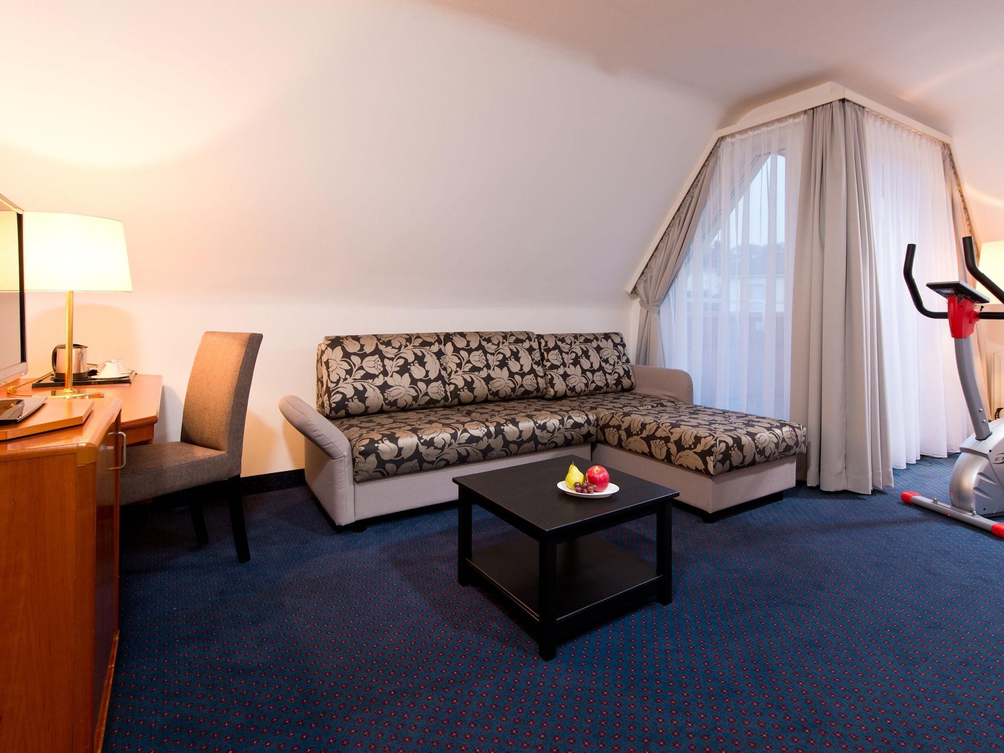 Achat Hotel Нойштадт-ан-дер-Вайнштрасе Экстерьер фото
