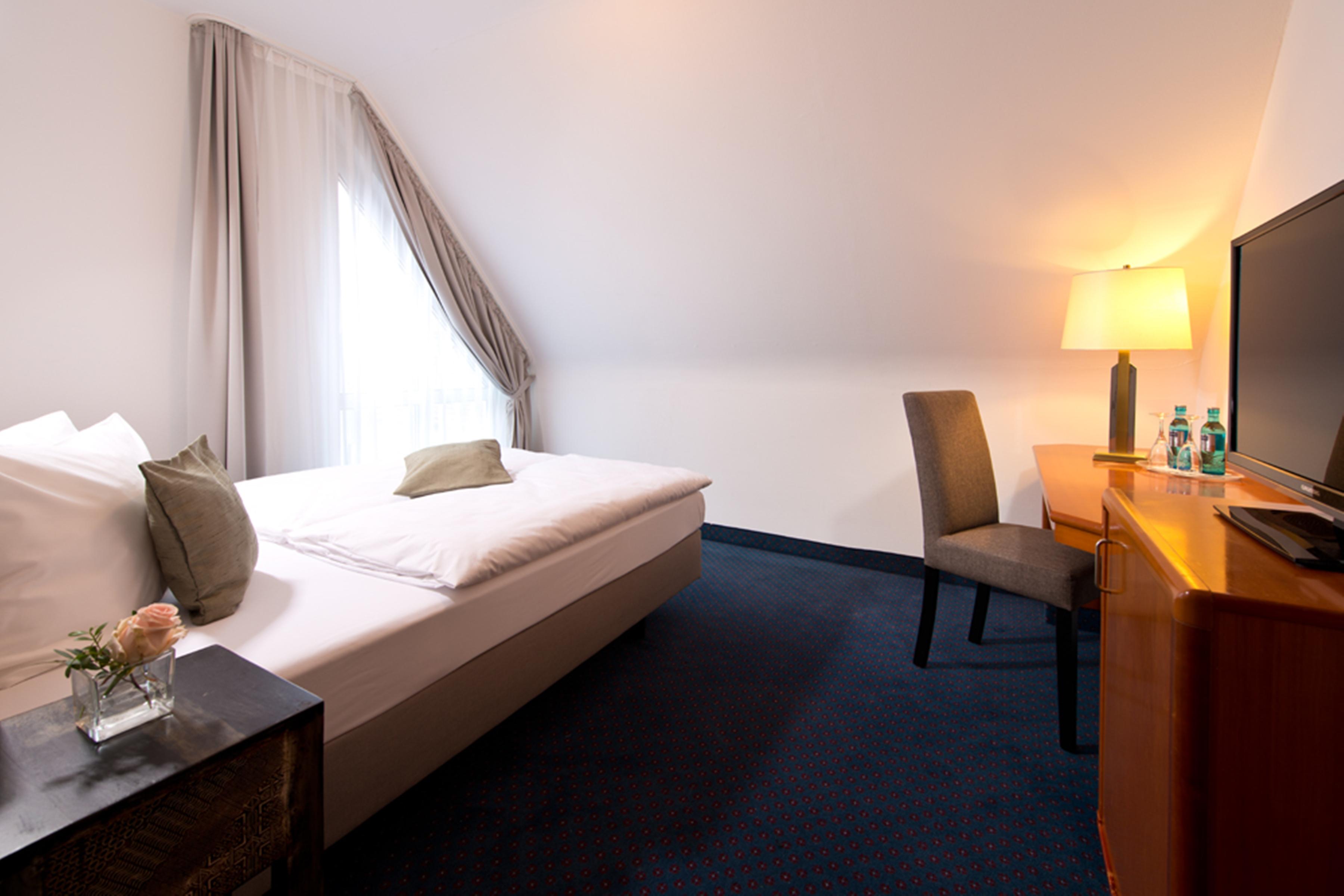 Achat Hotel Нойштадт-ан-дер-Вайнштрасе Экстерьер фото