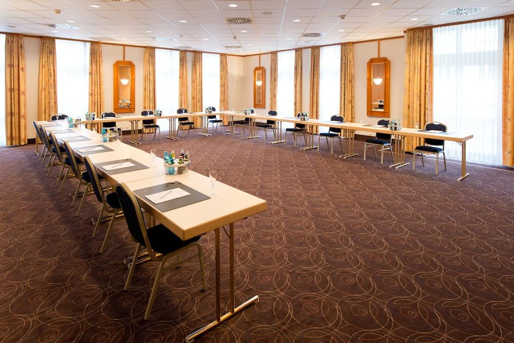 Achat Hotel Нойштадт-ан-дер-Вайнштрасе Экстерьер фото